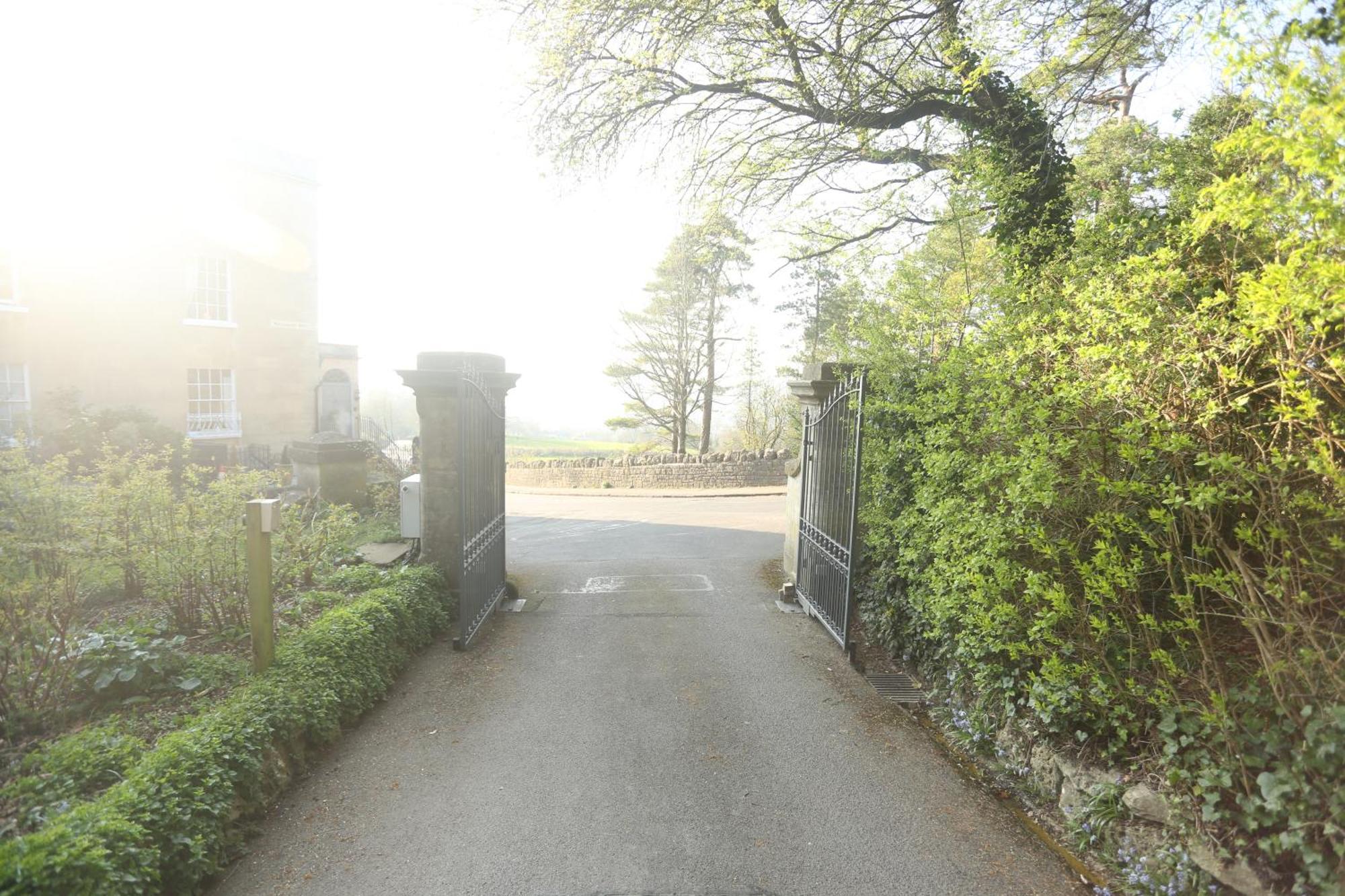 Entire Victorian Lodge In A Privately Gated Estate With Secure Parking For Two Cars And A Newly Refurbished Bathroom Εξωτερικό φωτογραφία